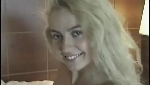 Küçük memeli şehvetli genç kız sert bir direğe oturuyor ters kovboy kız