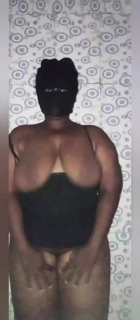 Göğüslerimi herkese gösteriyorum