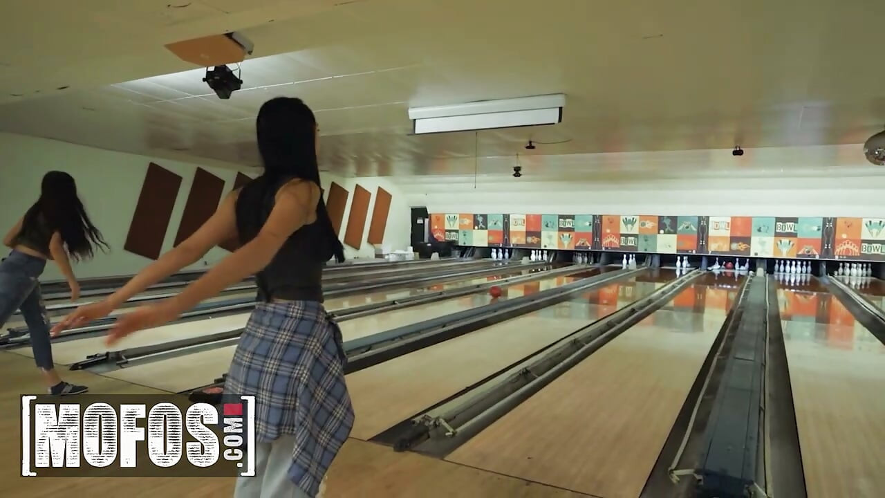 MOFOS - Sapık Esmer Gaby Ortega Bowling Gecesini Yaramaz Halka Açık Sikiş Seansına Çeviriyor