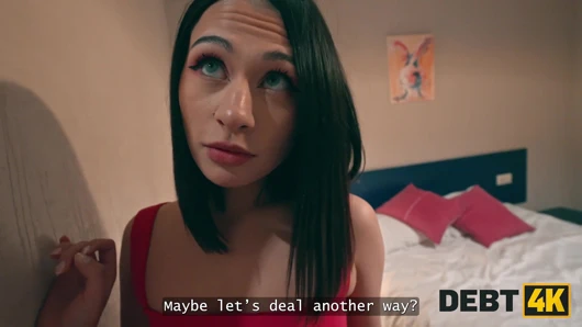 DEBT4K. Küçük doğal memeli Rus esmer kadın odasında sigara içerken yakalandı ve bunun için cezalandırıldı