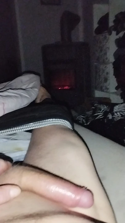 Genç Alman sünnetsiz yarağına mastürbasyon yapıyor