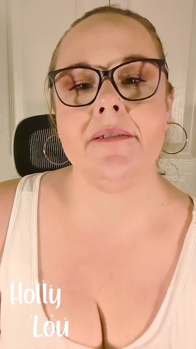 Porno izlerken yakalandı ve yaramaz pompalama ve emme ile teşvik edildi | Klip 2