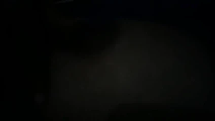 Endonezyalı kız göğüslerini gösteriyor