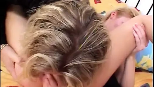 Doğal memeli sevimli sarışın yatakta domalarak sikişmeyi seviyor