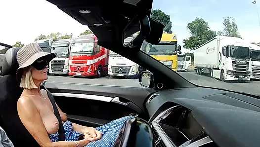 Titty Tuesday gözleri bağlı kamyon durağı eğlencesi