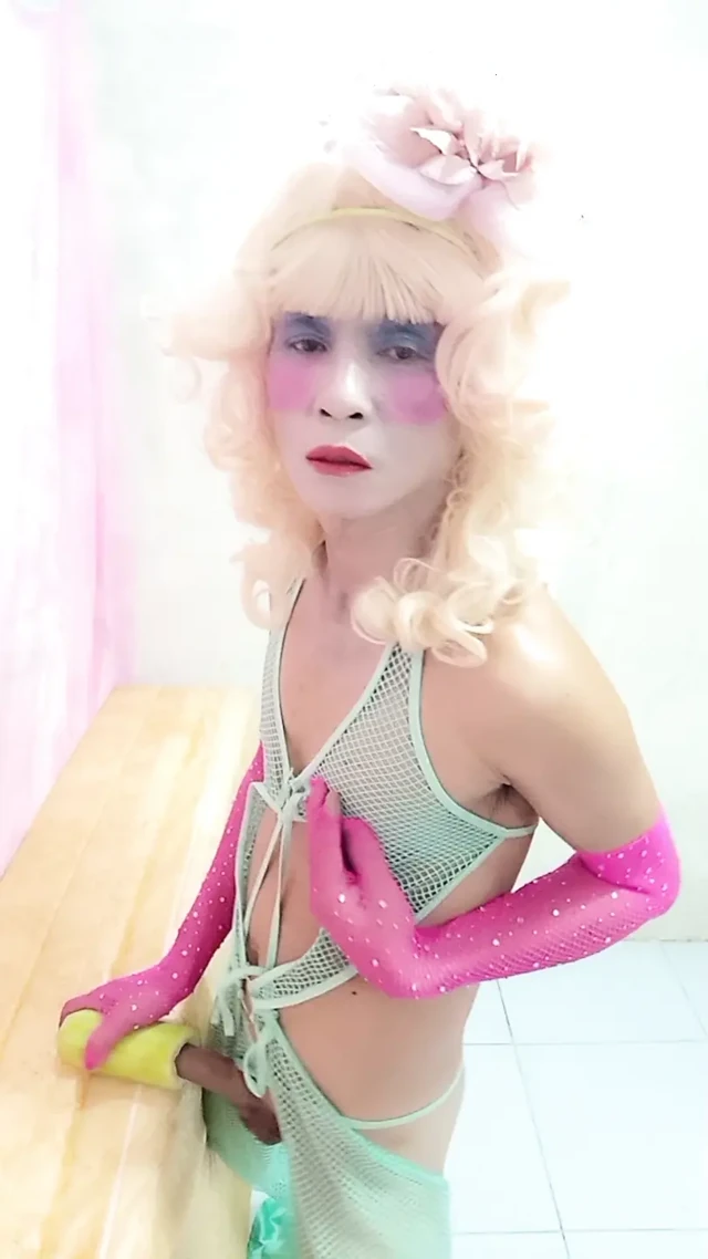 Oanh Le transgender seksi kıyafetler giyerek yapay bir kutu ile oynayan porno