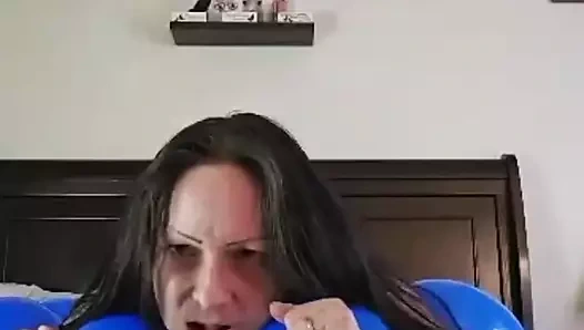 Kalçalarım arasında balon patlatıyor