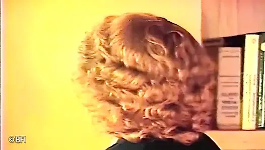 Zavallı genç ateşli kız sınıfta götüne şaplak atıyor