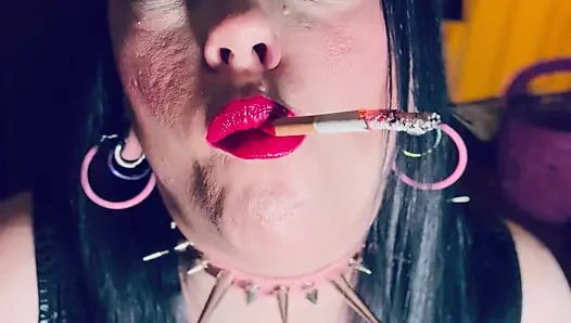 Yaptığı işte en iyisi o! Tina Snua kibritli bir sigara yakıyor ve eldivenle sigara içiyor