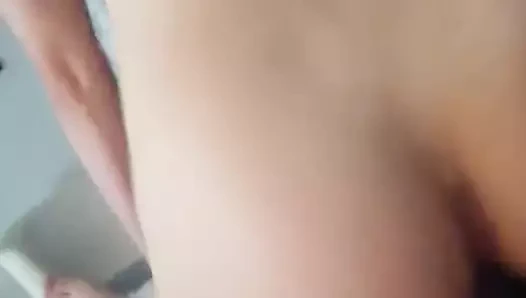 Büyük bir adam yumuşak bir kızı kıçından sikiyor.