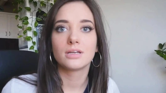 Sislovesme - güzel düzgün vücutlu üvey kız kardeş gia paige üvey erkek kardeşiyle tabu olarak sert sikişiyor