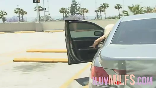 Büyük sürtük damgalı sarışın orta yaşlı seksi kadın seks sonrası yüzüne boşalıyor