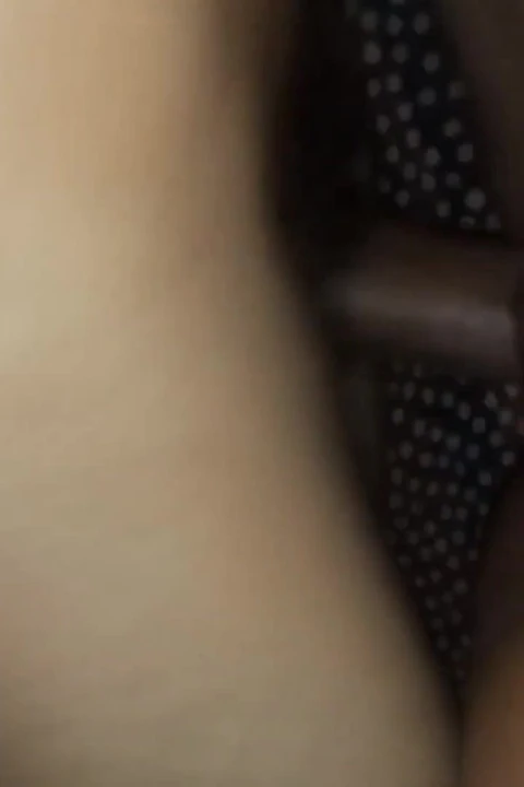 Hintli ateşli kız ve erkek arkadaş otelde prezervatifsiz seks yapıyor ve yarak emiyor