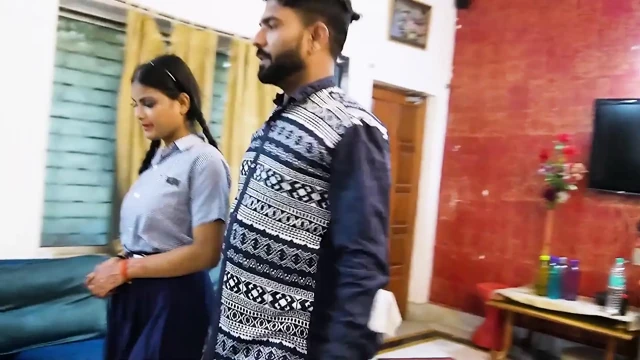 Tution öğretmeni ve üvey erkek kardeşi seksi öğrencisini sikiyor, sert üçlü seks