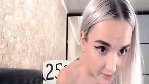 Solo kedi kahrolası arasında dik web kamerası bebek