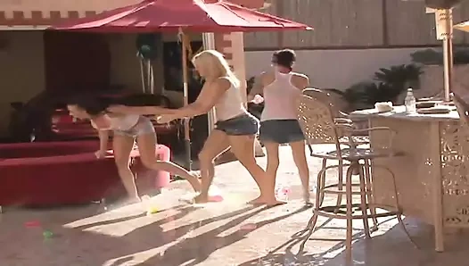 Arka bahçede iyi vakit geçiren üç Alman kız