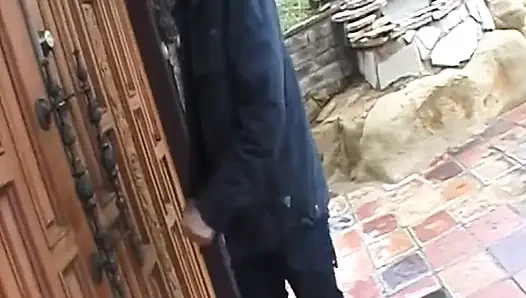 Sarışın orta yaşlı seksi kadın zonklayan yarağı gırtlağına kadar alıyor ve her yere boşalıyor