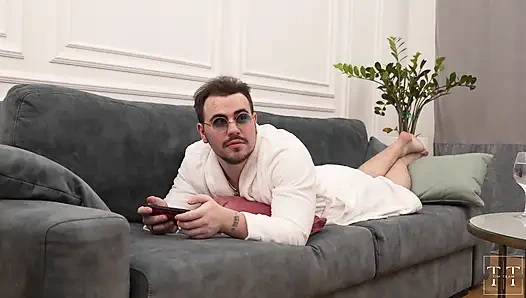 Kamerayı gördüm ve kanepede ona teslim oldum