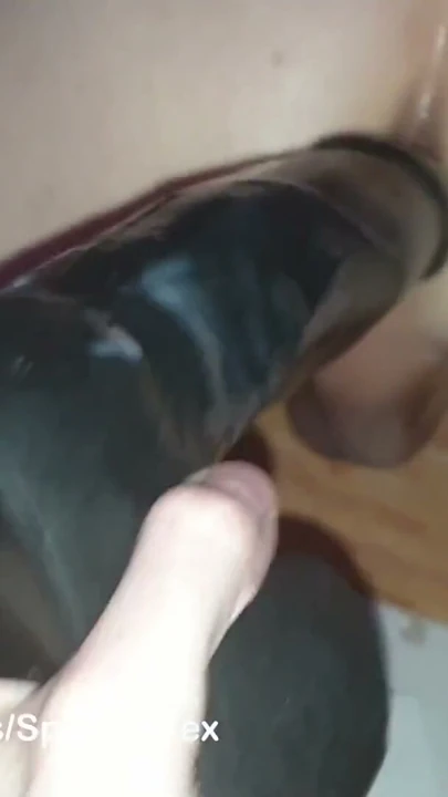 Büyük sünnetsiz sik, götüm dev Billy Bunter dildo ile sikilirken sperm ve sidik sızdırıyor | Bölüm 1