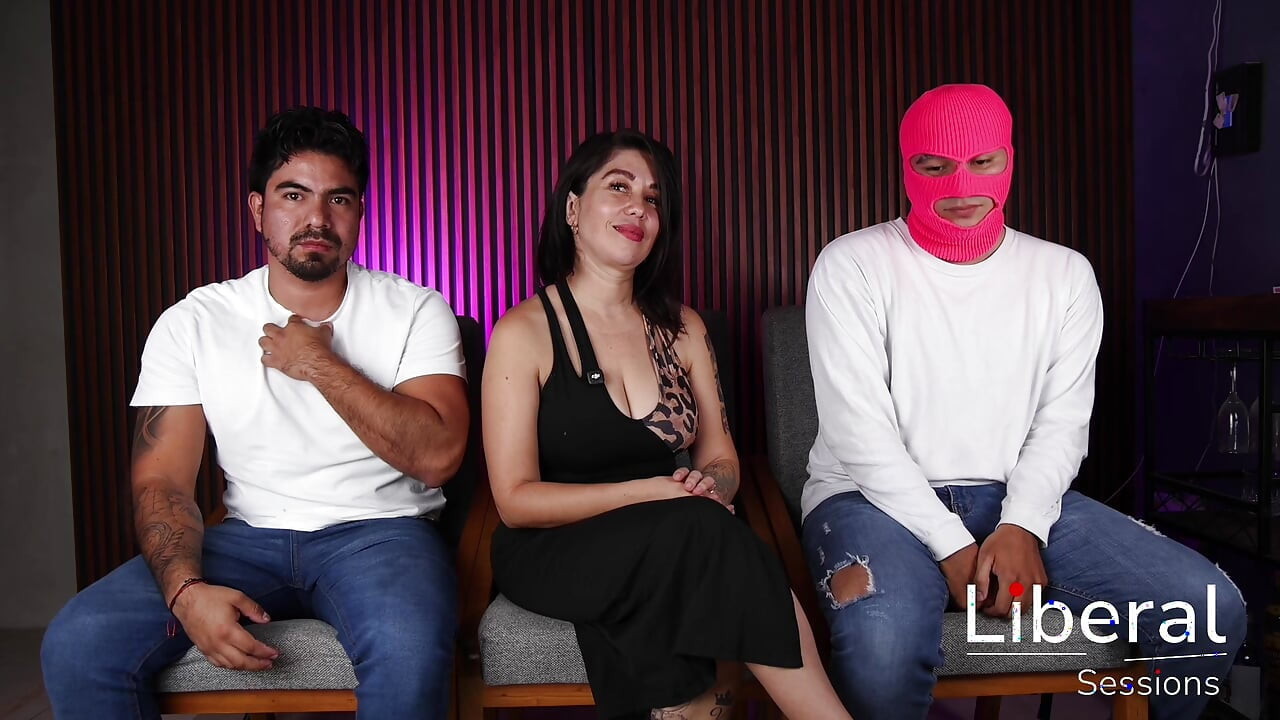 MUAZZAM MEMELI OLGUN ORTA YAŞLı SEKSI KADıN, 2 YABANCıYLA ILK ÜÇLÜ SEKSINI KAYDEDIYOR.