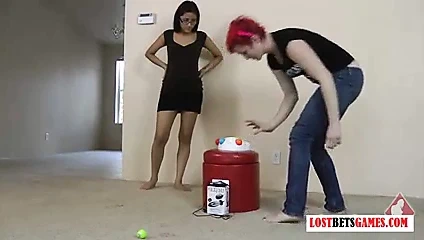 Hafıza oyunu oynayan iki fit bebek, kaybeden şeritler ve yüzler