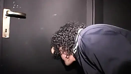 İşemeyi ve amına iki yarak sokmayı seviyor