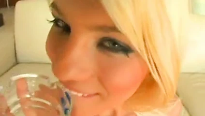 Jasmine olduğunu bir sıcak küçük anal sürtük