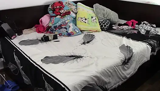 Seksi esmer evin etrafında çıplak ev işleri yapıyor.
