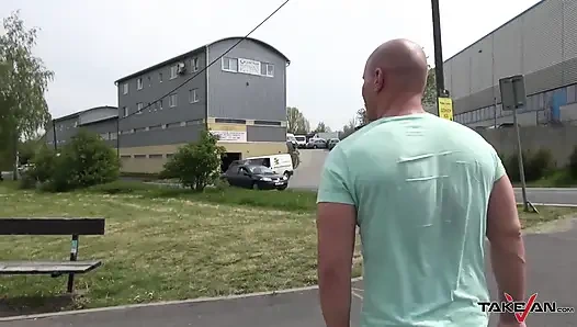 Üzgün esmer tarlada bulundu ve yardım olarak sıkı amcığını sertçe sikiyor