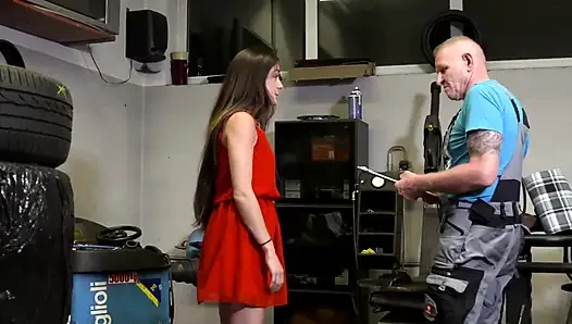 Dövmeli piliç sikicisinden sert sikişiyor