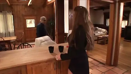 Canı sıkılan ev hanımı tamirci tarafından sikiliyor ve işçinin yoğurtunu tadıyor