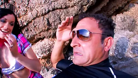 Rescue oral seks ve bir ıslak göt sikme üzerinde the plaj