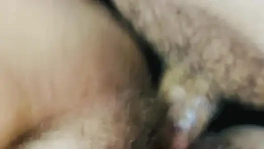 Kremsi orta yaşlı seksi kadın amcığını sikiyor