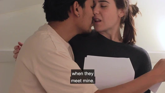 Oda arkadaşları senaryo provası yaparken oynaşıyor.