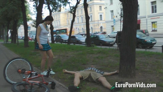 Güzel genç kız lezzetli amcığı ve göt deliğiyle bir adamı kurtarıyor