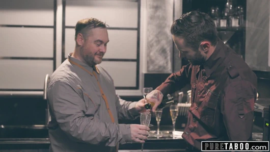 Arkadaşımı sevgilimin önünde becermek zorunda kaldım!