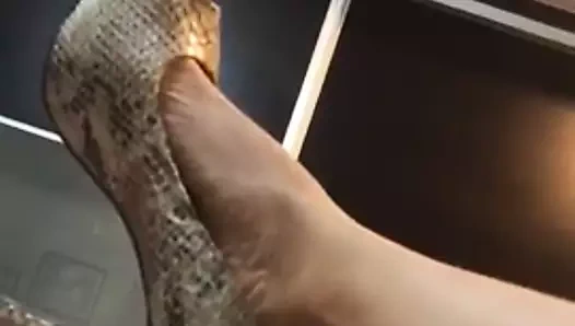 Bacaklarımı gösteren kendim marcela