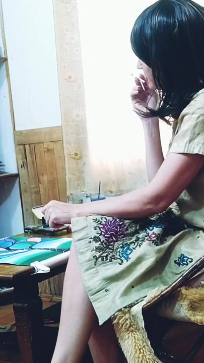 İpuçları bekleyen uzun bacaklı ateşli milf sigara içiyor. | Klip 2