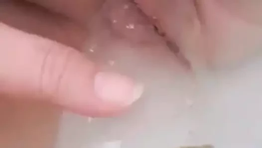 Şişman kaltak işemek içinde cam