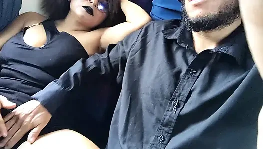 Désir de banlieue : une MILF latina mature ramasse un inconnu dans le bus pour une rencontre inoubliable