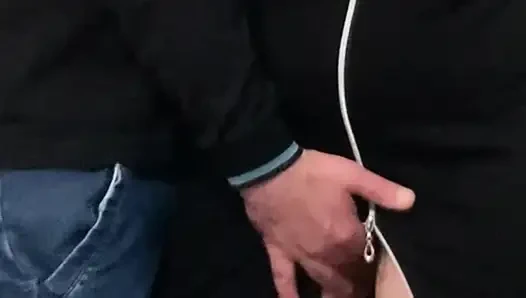 Halka açık metroda sürtüğün amını parmaklıyor