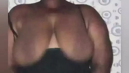 Göğüslerimi herkese gösteriyorum