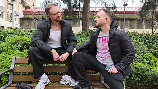 Çıplak ve süt arıyor