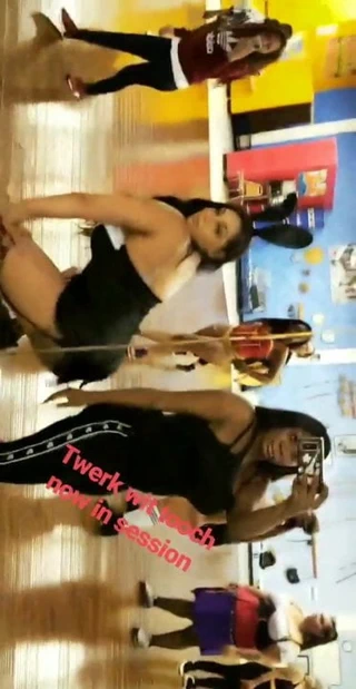 dans sınıfında twerking babes