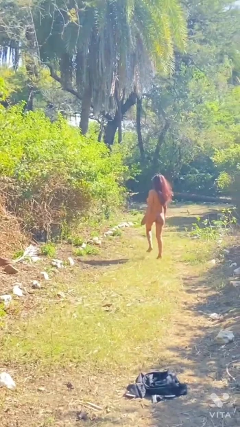 Обнаженная прогулка в джунглях