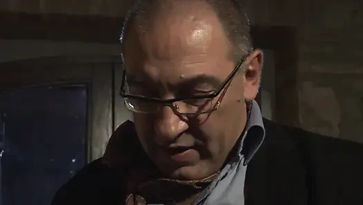 Sarışın genç kız sakso çekiyor ve esmer genç kız büyük klasik yarakla götüne boşalıyor