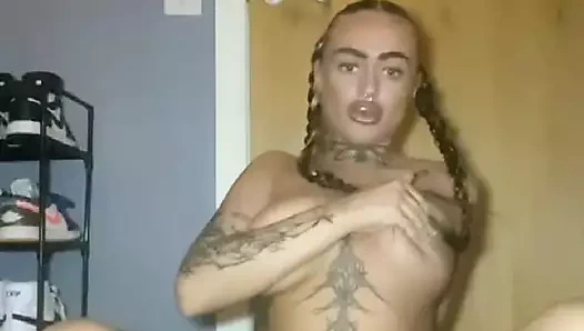 İskoç dövmeli gotik sıkı amcığını parmaklıyor