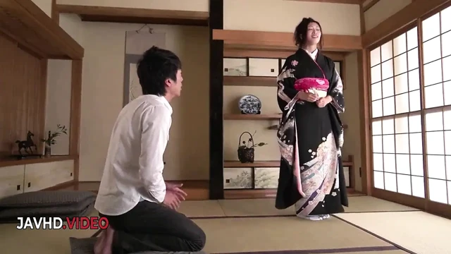 Ateşli kimono hatun genç adama çarpıcı sakso çekiyor