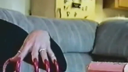 Uzun kırmızı tırnaklar