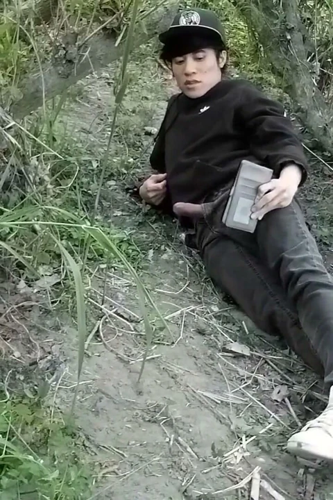 Sevimli jon arteen gay twink açık havada mastürbasyon yapıyor, havada kuru sikişiyor ve pantolonundaki bir delikten döl atıyor